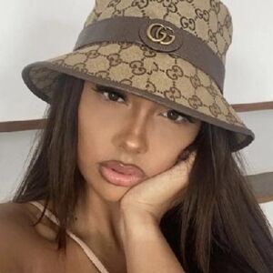 Meet your Posher, Chanel